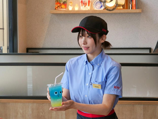 KFCの次世代モデル店舗とは？, よりおいしく、より楽しんでもらえる形を追求, 待ち時間を短縮する工夫が随所に, コスプレイヤー・えなこさんが相模原大野台店の1日店長に, 新ドリンク「ちゅる～りぃ」を“ちゅるん”とPR, ニーズが高い朝食メニューの開発を