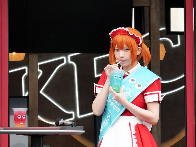 KFCの次世代モデル店舗とは？, よりおいしく、より楽しんでもらえる形を追求, 待ち時間を短縮する工夫が随所に, コスプレイヤー・えなこさんが相模原大野台店の1日店長に, 新ドリンク「ちゅる～りぃ」を“ちゅるん”とPR, ニーズが高い朝食メニューの開発を