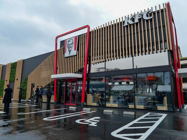 KFCの次世代モデル店舗とは？, よりおいしく、より楽しんでもらえる形を追求, 待ち時間を短縮する工夫が随所に, コスプレイヤー・えなこさんが相模原大野台店の1日店長に, 新ドリンク「ちゅる～りぃ」を“ちゅるん”とPR, ニーズが高い朝食メニューの開発を