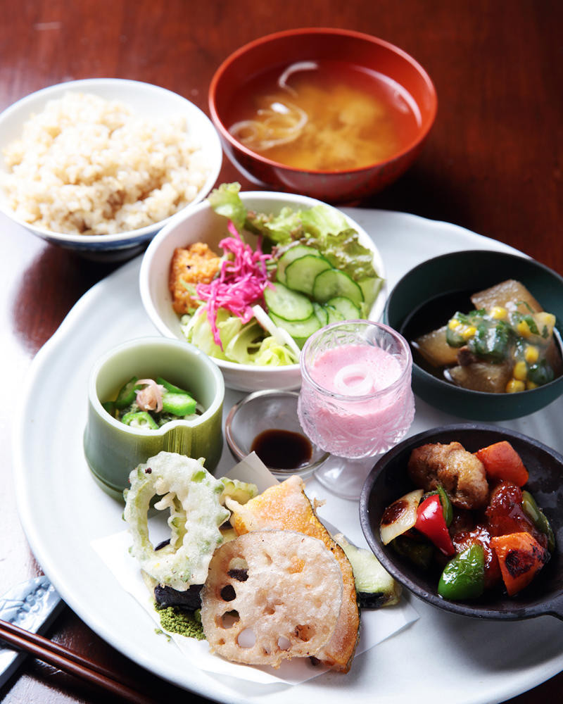 お弁当も可。手仕事の温かみが伝わるこだわり定食『キッチン ホーリー』, 『キッチン ホーリー』店舗詳細, 子供からお年寄りまでミートソースの虜（とりこ）に『bottega 柏店』, 『bottega 柏店』店舗詳細, 希少豚「林SPF」を岩塩で味わうとんかつ定食『とんかつ瓢（ひさご）』, 『とんかつ瓢』店舗詳細, 一度食べたらヤミツキのカシミールカレー『カレーの店 ボンベイ本店』, 『カレーの店ボンベイ』店舗詳細, おかわり自由のサラダもランチの名物『ワイン&amp;クラフトビール肉バル ティグリ』, 『ワイン&amp;クラフトビール肉バル ティグリ』店舗詳細, 噛み締めるほどに旨味弾けるローストポークオーバーライス『食堂endo』, 『食堂endo』店舗詳細, 濃厚なニンニクソースの鹿丼を味わう『クラフトビールとジビエ 地産地消Cafe&amp;Bar Cluster』, 『クラフトビールとジビエ 地産地消Cafe&amp;Bar Cluster』店舗詳細, 楽しみは鮮度がきわだつサラダバー『ザ・ライフ』, 一度では口に収まらない！ 名物からあげの定食『わとか食堂 柏豊四季台店』, 『わとか食堂 柏豊四季台店』 店舗詳細, 柏で60年以上愛される町中華『麺処・餃子処 TESHI』, 『麺処・餃子処 TESHI』店舗詳細, 柏野菜の手料理は、体が喜ぶ味わい『Vegetable &amp; fruit 古民家カフェ conaya』, 『Vegetable &amp; fruit 古民家カフェ conaya』店舗詳細, 中国野菜の聖地で味わう独創的な味『中国料理文菜華（ぶんさいか）』, 『中国料理文菜華』店舗詳細, ワインの供は地元の朝採れ野菜料理『クアトロ・スタジオーネ』, 『クアトロ・スタジオーネ』店舗詳細, 1、2人なら、店主との会話も楽しいカウンターへ『お料理 なかき』, 『お料理 なかき』店舗詳細, ハレの日に出かけたい中華の名店『老中国菜 知味斎』, 『老中国菜 知味斎』店舗詳細, 余韻の長～い郷土料理とワインを『Trattoria Chicco』, 味わうほどに痛感するナポリへの心意気『Pizzeria Tintarella』, 皿に凝縮された手仕事の結晶『BISTRO GAVROCHE』