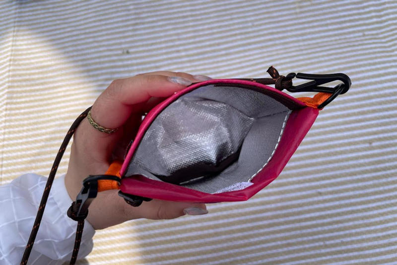 首から下げる「保冷ドリンクホルダー」, コンパクトなのに、財布としても優秀, 缶だけじゃない。コンビニコーヒーも, タフなナイロン製でアクティブに使える, 日常の「ちょっとそこまで」にも