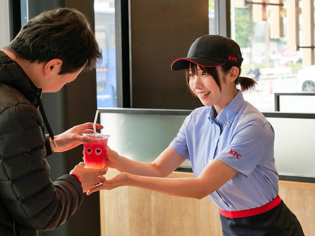 KFCの次世代モデル店舗とは？, よりおいしく、より楽しんでもらえる形を追求, 待ち時間を短縮する工夫が随所に, コスプレイヤー・えなこさんが相模原大野台店の1日店長に, 新ドリンク「ちゅる～りぃ」を“ちゅるん”とPR, ニーズが高い朝食メニューの開発を