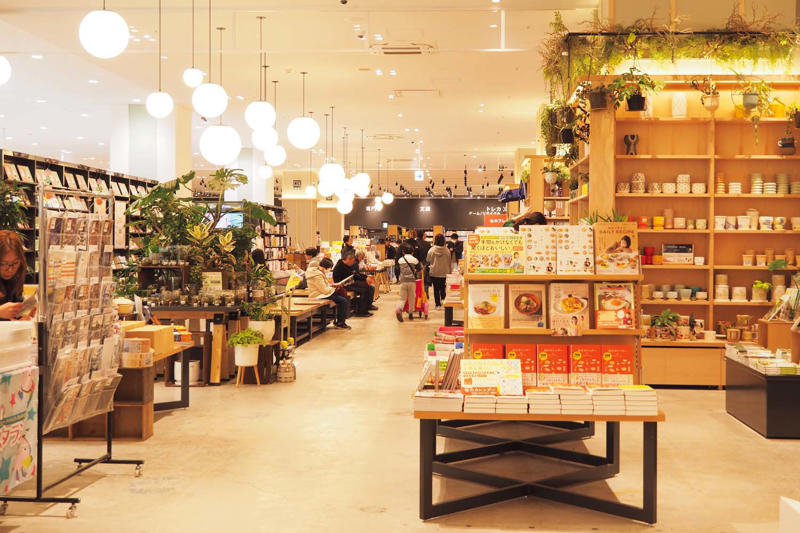 カフェとあわせて利用したい『くまざわ書店 草加ヴァリエ店』【草加】, 『くまざわ書店 草加ヴァリエ店』店舗詳細, 独自フェアが草加を目指す理由に！『高砂ブックス』【草加】, 『高砂ブックス』店舗詳細, 地域を支え、地域に支えられる『ほんのいえ 宮脇書店 越谷店』【越谷】, 『ほんのいえ 宮脇書店 越谷店』店舗詳細, なんでも揃うオールラウンダー書店『TSUTAYA レイクタウン』【越谷】, 『TSUTAYA レイクタウン』店舗詳細, 手軽に立ち寄れる立地がうれしい『旭屋書店 新越谷店』【越谷】, 『旭屋書店 新越谷店』店舗詳細, 地元民に寄り添うラインアップ『リブロ ララガーデン春日部店』【春日部】, 『リブロ ララガーデン春日部店』店舗詳細, 春日部の街を見守って100余年『酒井書店』【春日部】, 『酒井書店』店舗詳細, 地域の本も、ここにあり！