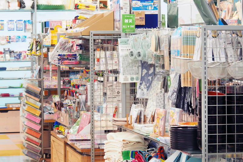 カフェとあわせて利用したい『くまざわ書店 草加ヴァリエ店』【草加】, 『くまざわ書店 草加ヴァリエ店』店舗詳細, 独自フェアが草加を目指す理由に！『高砂ブックス』【草加】, 『高砂ブックス』店舗詳細, 地域を支え、地域に支えられる『ほんのいえ 宮脇書店 越谷店』【越谷】, 『ほんのいえ 宮脇書店 越谷店』店舗詳細, なんでも揃うオールラウンダー書店『TSUTAYA レイクタウン』【越谷】, 『TSUTAYA レイクタウン』店舗詳細, 手軽に立ち寄れる立地がうれしい『旭屋書店 新越谷店』【越谷】, 『旭屋書店 新越谷店』店舗詳細, 地元民に寄り添うラインアップ『リブロ ララガーデン春日部店』【春日部】, 『リブロ ララガーデン春日部店』店舗詳細, 春日部の街を見守って100余年『酒井書店』【春日部】, 『酒井書店』店舗詳細, 地域の本も、ここにあり！