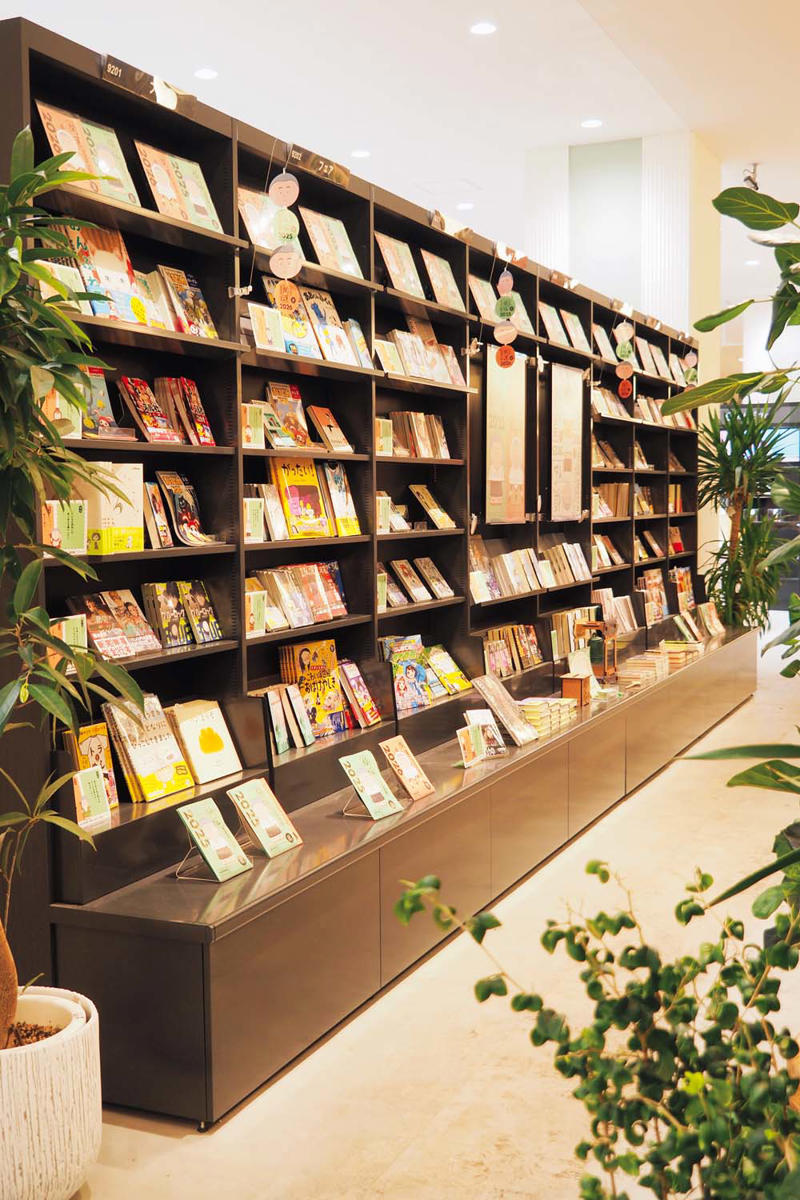 カフェとあわせて利用したい『くまざわ書店 草加ヴァリエ店』【草加】, 『くまざわ書店 草加ヴァリエ店』店舗詳細, 独自フェアが草加を目指す理由に！『高砂ブックス』【草加】, 『高砂ブックス』店舗詳細, 地域を支え、地域に支えられる『ほんのいえ 宮脇書店 越谷店』【越谷】, 『ほんのいえ 宮脇書店 越谷店』店舗詳細, なんでも揃うオールラウンダー書店『TSUTAYA レイクタウン』【越谷】, 『TSUTAYA レイクタウン』店舗詳細, 手軽に立ち寄れる立地がうれしい『旭屋書店 新越谷店』【越谷】, 『旭屋書店 新越谷店』店舗詳細, 地元民に寄り添うラインアップ『リブロ ララガーデン春日部店』【春日部】, 『リブロ ララガーデン春日部店』店舗詳細, 春日部の街を見守って100余年『酒井書店』【春日部】, 『酒井書店』店舗詳細, 地域の本も、ここにあり！
