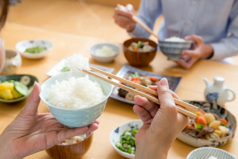 70歳代・二人世帯の貯蓄事情：平均額と中央値から見る実態, 厚生年金の受給額はいくら？平均と個人差の実態, 厚生年金の平均受給月額, 受給額の分布：月額階級別の受給権者数, 国民年金の受給額はいくら？平均額の男女差とボリュームゾーン, 国民年金の平均受給月額, 受給額の分布：月額階級別の受給権者数, 65歳以上・夫婦のみの無職世帯における老後の生活費, 高齢者世帯の生活意識調査：「暮らし向き」のリアルな声, 高齢者世帯における生活の苦しさの実感