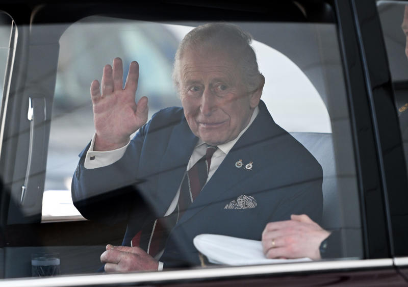 キャサリン妃が車中に必ず常備する2つのアイテム, エレガントで美しい、英国王室の女性メンバーの降車マナー, チャールズ国王が車に“絶対に”持ち込ませないもの, 英ロイヤルたちは自分で運転することもある, チャールズ国王の車はワインとチーズが燃料？！ , ロイヤルメンバーは車中でどう過ごしてる？