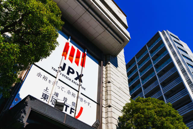 長期金利の上昇が低金利時代の終焉を示唆, 国債利回り上昇の背景にある3つの要因, インフレ期待の高まり：物価上昇と金利上昇圧力, 日銀の金融政策の変化：国債市場の支えの変化, 海外金利との連動：米長期金利と日本への波及, 金利上昇が株式市場に与える影響, 金利上昇が追い風となる銀行株, 国債は安全資産として見直される, 金利上昇を一律に悪材料とみない視点, 為替変動も含めて資産配分を見直す, 構造変化の初期にどう動くかが重要, 一次情報や公式資料、信頼できる報道を基に潮流を見極める