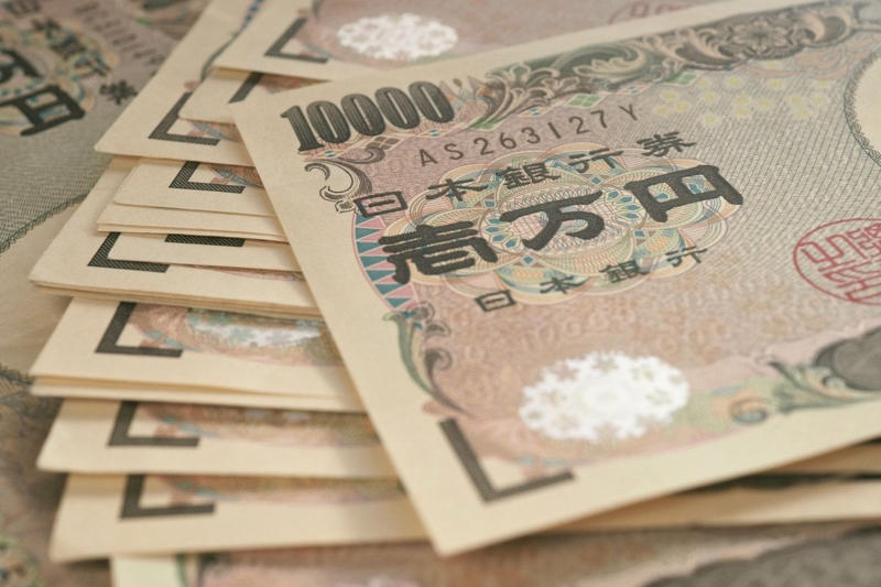 年金に上乗せ支給される「年金生活者支援給付金」とは？, 「年金生活者支援給付金」はどんな人が受け取れる？, 「老齢年金生活者支援給付金」の支給対象となる3つの条件を整理, 【2026年度】「年金生活者支援給付金」の給付額は？, 「老齢年金生活者支援給付金」は基準額通りに受け取れるとは限らない, 申請しないと支給額は0円。「年金生活者支援給付金」の申請方法は？, 申請方法1：これから老齢年金の受給を開始する方（緑の封筒）, 申請方法2：すでに年金を受給中の方（うす緑の封筒）, 申請方法3：老齢基礎年金を繰上げ受給中の方（うすだいだい色の封筒）, 年金生活者支援給付金の仕組みと申請のポイントを押さえておこう