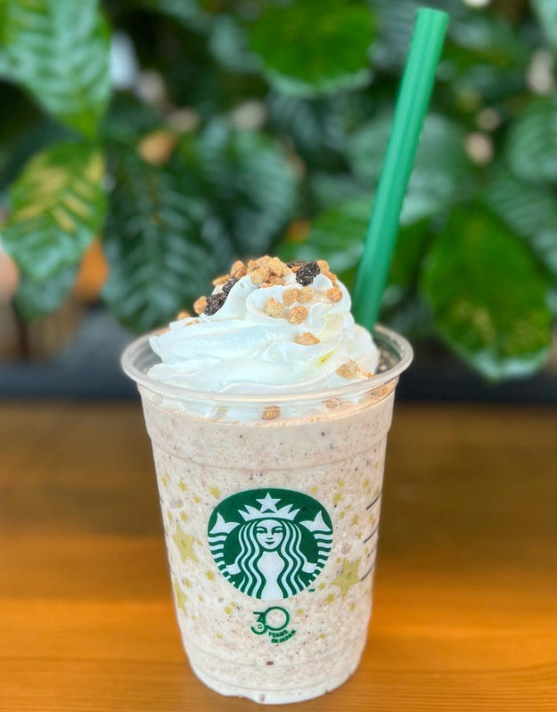 『THE STAR フラペチーノ』全5種が発売, THE フラペチーノ of メロン of メロン, 30周年バージョンの進化ポイント, 実際に飲んでみると…？, THE フラペチーノ of メロン of メロン, THE フラペチーノ of フルーツ‐オン‐トップ‐ヨーグルト with クラッシュ ナッツ, 今回の30周年バージョンの進化ポイント, 実際に飲んでみると？, THE フラペチーノ of フルーツ-オン-トップ-ヨーグルト with クラッシュ ナッツ, THE フラペチーノ of コーヒー ジェリー, 30周年バージョンの進化ポイント, 実際に飲んでみると, THE フラペチーノ of コーヒー ジェリー, THE フラペチーノ of 加賀 棒ほうじ茶, 30周年バージョンの進化ポイント, 実際に飲んでみると, THE フラペチーノ of 加賀 棒ほうじ茶, THE フラペチーノ of チャンキー クッキー, 30周年バージョンの進化ポイント, 実際に飲んでみると, THE フラペチーノ of チャンキー クッキー, BuzzFeed Kawaiiライターの推しフラペは？, なかでもお気に入りが『THE フラペチーノ of メロン of メロン』, それぞれの販売店舗を知る方法は？