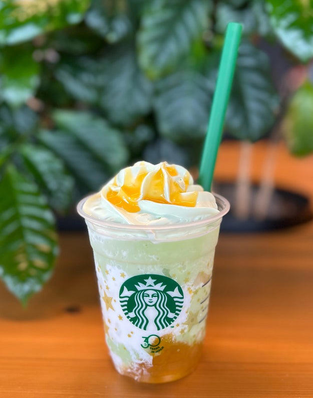 『THE STAR フラペチーノ』全5種が発売, THE フラペチーノ of メロン of メロン, 30周年バージョンの進化ポイント, 実際に飲んでみると…？, THE フラペチーノ of メロン of メロン, THE フラペチーノ of フルーツ‐オン‐トップ‐ヨーグルト with クラッシュ ナッツ, 今回の30周年バージョンの進化ポイント, 実際に飲んでみると？, THE フラペチーノ of フルーツ-オン-トップ-ヨーグルト with クラッシュ ナッツ, THE フラペチーノ of コーヒー ジェリー, 30周年バージョンの進化ポイント, 実際に飲んでみると, THE フラペチーノ of コーヒー ジェリー, THE フラペチーノ of 加賀 棒ほうじ茶, 30周年バージョンの進化ポイント, 実際に飲んでみると, THE フラペチーノ of 加賀 棒ほうじ茶, THE フラペチーノ of チャンキー クッキー, 30周年バージョンの進化ポイント, 実際に飲んでみると, THE フラペチーノ of チャンキー クッキー, BuzzFeed Kawaiiライターの推しフラペは？, なかでもお気に入りが『THE フラペチーノ of メロン of メロン』, それぞれの販売店舗を知る方法は？