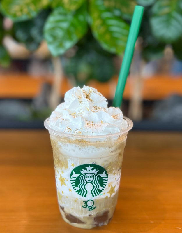 『THE STAR フラペチーノ』全5種が発売, THE フラペチーノ of メロン of メロン, 30周年バージョンの進化ポイント, 実際に飲んでみると…？, THE フラペチーノ of メロン of メロン, THE フラペチーノ of フルーツ‐オン‐トップ‐ヨーグルト with クラッシュ ナッツ, 今回の30周年バージョンの進化ポイント, 実際に飲んでみると？, THE フラペチーノ of フルーツ-オン-トップ-ヨーグルト with クラッシュ ナッツ, THE フラペチーノ of コーヒー ジェリー, 30周年バージョンの進化ポイント, 実際に飲んでみると, THE フラペチーノ of コーヒー ジェリー, THE フラペチーノ of 加賀 棒ほうじ茶, 30周年バージョンの進化ポイント, 実際に飲んでみると, THE フラペチーノ of 加賀 棒ほうじ茶, THE フラペチーノ of チャンキー クッキー, 30周年バージョンの進化ポイント, 実際に飲んでみると, THE フラペチーノ of チャンキー クッキー, BuzzFeed Kawaiiライターの推しフラペは？, なかでもお気に入りが『THE フラペチーノ of メロン of メロン』, それぞれの販売店舗を知る方法は？