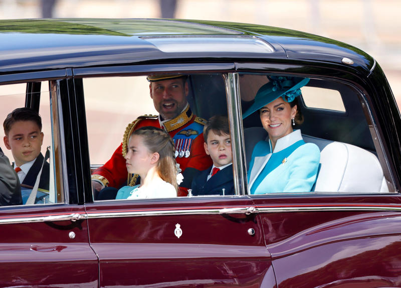 キャサリン妃が車中に必ず常備する2つのアイテム, エレガントで美しい、英国王室の女性メンバーの降車マナー, チャールズ国王が車に“絶対に”持ち込ませないもの, 英ロイヤルたちは自分で運転することもある, チャールズ国王の車はワインとチーズが燃料？！ , ロイヤルメンバーは車中でどう過ごしてる？