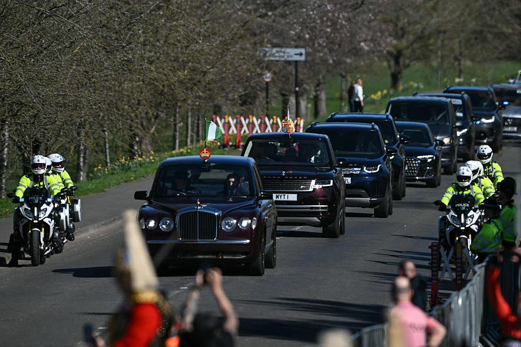 キャサリン妃が車中に必ず常備する2つのアイテム, エレガントで美しい、英国王室の女性メンバーの降車マナー, チャールズ国王が車に“絶対に”持ち込ませないもの, 英ロイヤルたちは自分で運転することもある, チャールズ国王の車はワインとチーズが燃料？！ , ロイヤルメンバーは車中でどう過ごしてる？