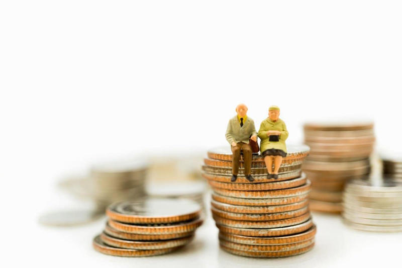 【2026年度】「標準的な夫婦世帯」の年金額が4495円アップ, 国民年金+厚生年金「月30万円以上」もらっている人はどのくらいいる？, 【厚生年金の平均月額と受給額ごとの受給権者数】, 公的年金制度｜よくある誤解3選, ①「年金制度はいずれ破綻する」は本当か？, ②「将来、年金保険料はもっと上がる」は本当か？, ③年金は元が取れない？, 自分はいくらもらえる？見込み年金額の確認ポイント