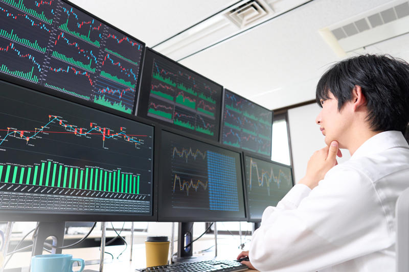 長期金利の上昇が低金利時代の終焉を示唆, 国債利回り上昇の背景にある3つの要因, インフレ期待の高まり：物価上昇と金利上昇圧力, 日銀の金融政策の変化：国債市場の支えの変化, 海外金利との連動：米長期金利と日本への波及, 金利上昇が株式市場に与える影響, 金利上昇が追い風となる銀行株, 国債は安全資産として見直される, 金利上昇を一律に悪材料とみない視点, 為替変動も含めて資産配分を見直す, 構造変化の初期にどう動くかが重要, 一次情報や公式資料、信頼できる報道を基に潮流を見極める