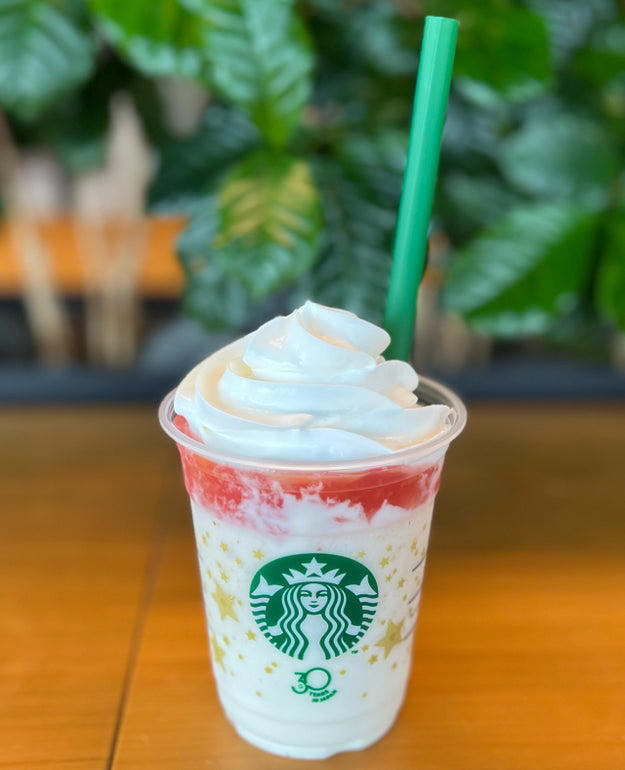 『THE STAR フラペチーノ』全5種が発売, THE フラペチーノ of メロン of メロン, 30周年バージョンの進化ポイント, 実際に飲んでみると…？, THE フラペチーノ of メロン of メロン, THE フラペチーノ of フルーツ‐オン‐トップ‐ヨーグルト with クラッシュ ナッツ, 今回の30周年バージョンの進化ポイント, 実際に飲んでみると？, THE フラペチーノ of フルーツ-オン-トップ-ヨーグルト with クラッシュ ナッツ, THE フラペチーノ of コーヒー ジェリー, 30周年バージョンの進化ポイント, 実際に飲んでみると, THE フラペチーノ of コーヒー ジェリー, THE フラペチーノ of 加賀 棒ほうじ茶, 30周年バージョンの進化ポイント, 実際に飲んでみると, THE フラペチーノ of 加賀 棒ほうじ茶, THE フラペチーノ of チャンキー クッキー, 30周年バージョンの進化ポイント, 実際に飲んでみると, THE フラペチーノ of チャンキー クッキー, BuzzFeed Kawaiiライターの推しフラペは？, なかでもお気に入りが『THE フラペチーノ of メロン of メロン』, それぞれの販売店舗を知る方法は？