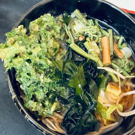 ■ガラガラガラっと引き戸を開けると…そこには…, ■春菊の天ぷらと山菜のそばを注文, ■厨房を仕切りまくる姉さん, ■グリーングリーン, ■姉さんの一言で一気に解像度が上がる, ■ コツ・ポイント