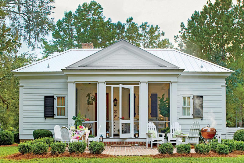 Leave Front Porch Unscreened For Maximum Sunlight, Create An Inviting And Open Space To Entertain, Go For Glass-Front Upper Cabinets, Hide Appliances Behind Cabinets, Let There Be Lots Of Natural Light, Incorporate Simple Design, Think of Clever Places For Antiques, Choose Materials That Build Character, Design A Space For Gathering, Pay Attention To Scale