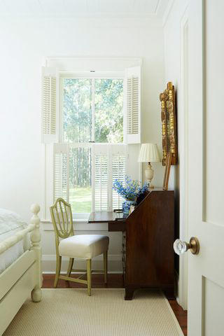 Leave Front Porch Unscreened For Maximum Sunlight, Create An Inviting And Open Space To Entertain, Go For Glass-Front Upper Cabinets, Hide Appliances Behind Cabinets, Let There Be Lots Of Natural Light, Incorporate Simple Design, Think of Clever Places For Antiques, Choose Materials That Build Character, Design A Space For Gathering, Pay Attention To Scale
