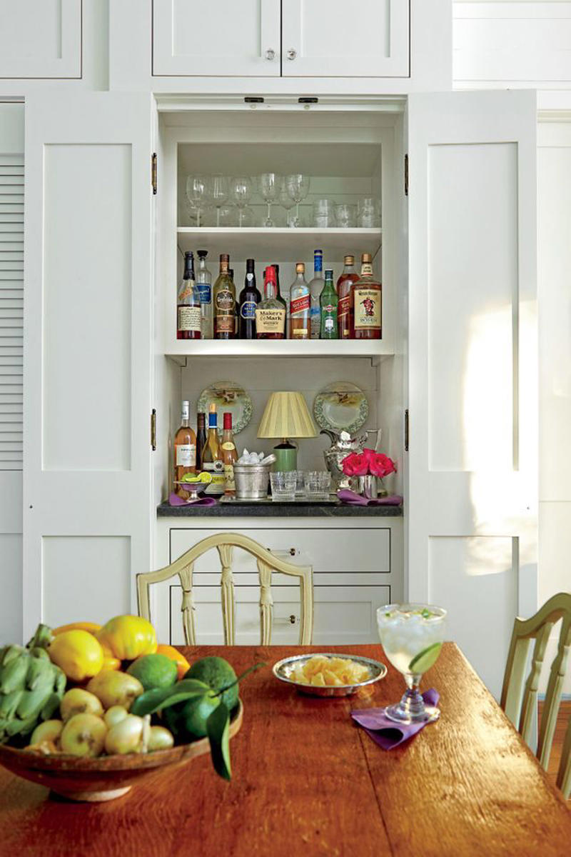 Leave Front Porch Unscreened For Maximum Sunlight, Create An Inviting And Open Space To Entertain, Go For Glass-Front Upper Cabinets, Hide Appliances Behind Cabinets, Let There Be Lots Of Natural Light, Incorporate Simple Design, Think of Clever Places For Antiques, Choose Materials That Build Character, Design A Space For Gathering, Pay Attention To Scale