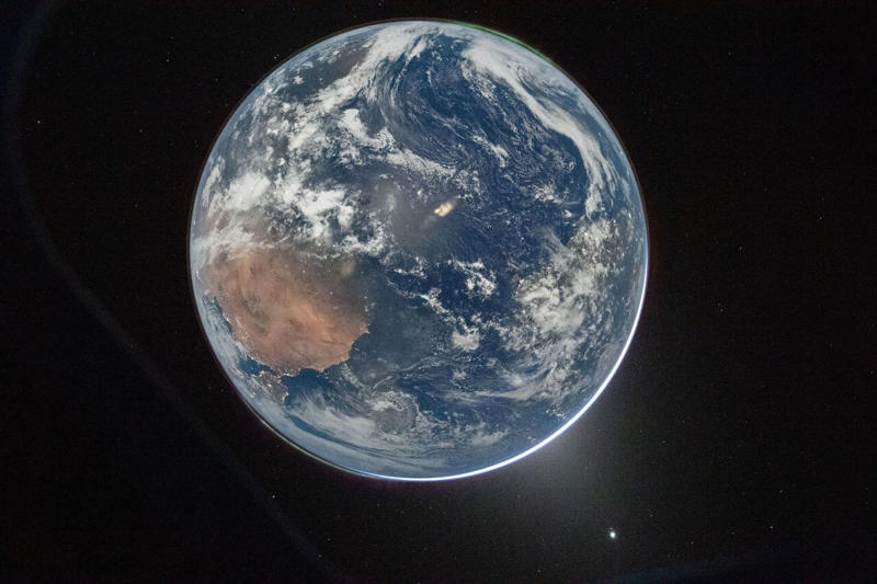 宇宙船の窓越しに撮影された美しい地球の姿, 1回目の軌道修正が不要なほど高い飛行精度, ささいな不具合はあれどシステムは良好, ミッション4日目の予定と月への接近