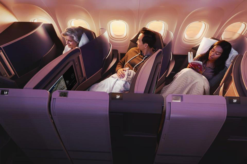 ビジネスクラスにはドアが設けられる予定だが、現時点ではまだ利用できない, ポラリスの座席は前方ではなく内側を向いている, 新しい「プレミアムプラス」はプライバシー性が高く、中央席がない, エコノミークラスの後方にはセルフサービスの軽食コーナーが設置される, 大型のオーバーヘッドビンの導入で、手荷物を預ける頻度が減る, A321XLRは、ユナイテッド航空の新たな機体「コーストライナー」と役割を分けながら運用される, 各航空会社もA321XLRを導入, 長距離路線のナローボディ機にベッドがあるのは新しいことではない