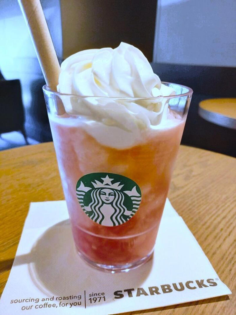 スタバで「不思議なレシート」が出てきた！？, ドキドキしながら再び店舗へ…！, 季節限定のフラペチーノを注文♪, たっぷりのホイップクリーム☆