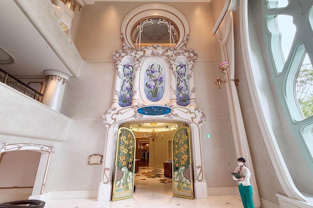 予約困難、大人気の東京ディズニーシー・ファンタジースプリングスホテル, ファンタジースプリングス・レストラン ブレックファストブッフェ4500円, ディズニーの魔法がかかったスペシャルなレストラン, 世界中の老若男女が「おいしい」と頷く、究極の最大公約数, パークで遊ぶ前のエネルギーチャージにも最適, 【おまけ】ファンタジースプリングスホテル朝食バイキングメニュー一覧, 人気の「トリュフ風味のロワイヤル」 , クロワッサンは焼きたてが食べられる, ステンシルが楽しいクロックムッシュ, 色鮮やかなサラダの数々 , 華やかなエディブルフラワーに目を引かれる, ドリンクブースも完備