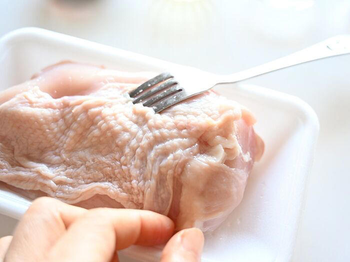 鶏チャーシューの作り方, よだれ鶏用の材料の下ごしらえ, よだれ鶏風タレの作り方, 鶏チャーシューを切り分ける, レンチンで簡単！よだれ鶏風チャーシューの完成！
