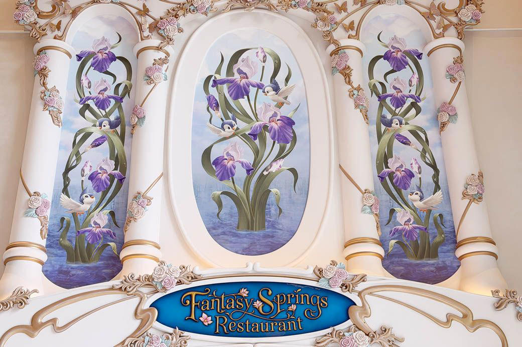 予約困難、大人気の東京ディズニーシー・ファンタジースプリングスホテル, ファンタジースプリングス・レストラン ブレックファストブッフェ4500円, ディズニーの魔法がかかったスペシャルなレストラン, 世界中の老若男女が「おいしい」と頷く、究極の最大公約数, パークで遊ぶ前のエネルギーチャージにも最適, 【おまけ】ファンタジースプリングスホテル朝食バイキングメニュー一覧, 人気の「トリュフ風味のロワイヤル」 , クロワッサンは焼きたてが食べられる, ステンシルが楽しいクロックムッシュ, 色鮮やかなサラダの数々 , 華やかなエディブルフラワーに目を引かれる, ドリンクブースも完備