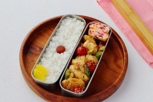 春にぴったり♪「しば漬けの卵焼き」「ささみアスパラの甘辛」2品弁当, 1品目 しば漬けの卵焼き, 2品目 ささみアスパラの甘辛, 2品弁当の詰め方プロセス, 「心が楽になる2品弁当」のルール