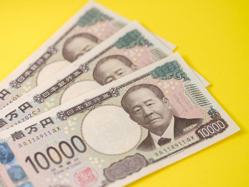 日本の公的年金の「2階建て」構造とは, 1階部分：国民年金（基礎年金）の概要, 2階部分：厚生年金の概要, 【年齢別】厚生年金の平均受給額一覧（60歳～90歳以上）, 60歳代（60〜69歳）の厚生年金平均月額, 70歳代（70〜79歳）の厚生年金平均月額, 80歳代（80〜89歳）の厚生年金平均月額, 90歳以上の厚生年金平均月額, 【年齢別】国民年金の平均受給額一覧（60歳～90歳以上）, 60歳代（60〜69歳）の国民年金平均月額, 70歳代（70〜79歳）の国民年金平均月額, 80歳代（80〜89歳）の国民年金平均月額, 90歳以上の国民年金平均月額, 厚生年金・国民年金の受給額分布, 厚生年金の男女別平均月額, 厚生年金の受給額分布（1万円刻み）, 国民年金の男女別平均月額と受給額分布, 国民年金の受給額分布（1万円刻み）, ライフコース別に見る年金額の目安, ケース①：男性・厚生年金加入が中心, ケース②：男性・国民年金（第1号被保険者）加入が中心, ケース③：女性・厚生年金加入が中心, ケース④：女性・国民年金（第1号被保険者）加入が中心, ケース⑤：女性・国民年金（第3号被保険者）加入が中心, 国民年金の受給額を増やす「付加年金」とは, 付加保険料を納付できる対象者, 付加保険料を納付できない対象者, 付加保険料を40年間納付した場合のシミュレーション