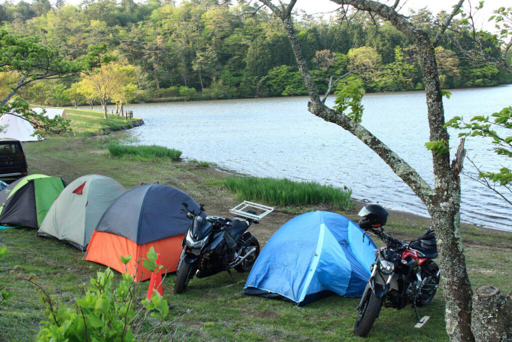 バイクキャンプに必須の基本道具6選, 6.レインウェア, あると便利なバイクキャンプ用品, バイクキャンプにおすすめのテント・ギア紹介, ロゴス｜Tradcanvas ツーリングドゥーブル・DUO-BJ, NANGA(ナンガ)｜オーロラテックス ライト 450DX, Helinox｜ライトコット, ロゴス｜ツーリングクッカーセット, バイクキャンプの積載を工夫するコツ, バイクの積載量と重量バランスを考える, サイドバッグ・シートバッグを活用する, バイクキャンプで利用しやすいキャンプ場選び, バイク専用料金やソロ利用の有無を確認, バイクをテント近くに停められるかどうか, レンタル用品や売店が充実しているか, バイクキャンプ初心者が注意すべきポイント, 普通のツーリングに慣れてから挑戦する, 地面の状態を考えて設営する, 食材や飲み物は計画的に準備する, バイクキャンプ道具一式をそろえてアウトドアを楽しもう