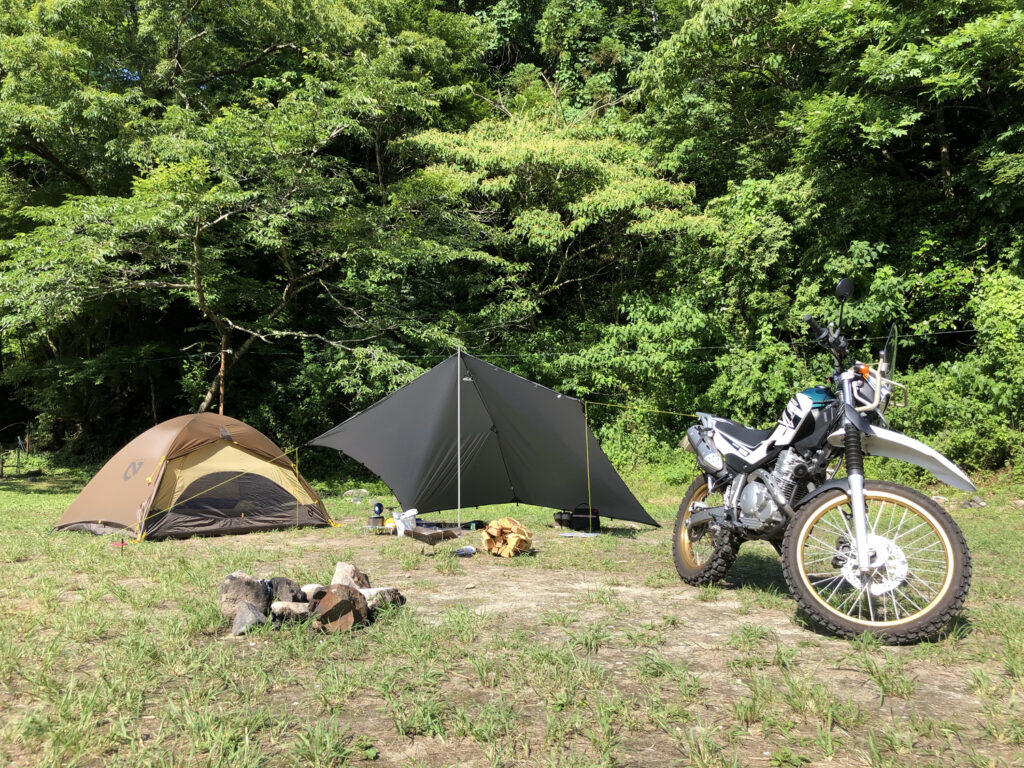 バイクキャンプに必須の基本道具6選, 6.レインウェア, あると便利なバイクキャンプ用品, バイクキャンプにおすすめのテント・ギア紹介, ロゴス｜Tradcanvas ツーリングドゥーブル・DUO-BJ, NANGA(ナンガ)｜オーロラテックス ライト 450DX, Helinox｜ライトコット, ロゴス｜ツーリングクッカーセット, バイクキャンプの積載を工夫するコツ, バイクの積載量と重量バランスを考える, サイドバッグ・シートバッグを活用する, バイクキャンプで利用しやすいキャンプ場選び, バイク専用料金やソロ利用の有無を確認, バイクをテント近くに停められるかどうか, レンタル用品や売店が充実しているか, バイクキャンプ初心者が注意すべきポイント, 普通のツーリングに慣れてから挑戦する, 地面の状態を考えて設営する, 食材や飲み物は計画的に準備する, バイクキャンプ道具一式をそろえてアウトドアを楽しもう