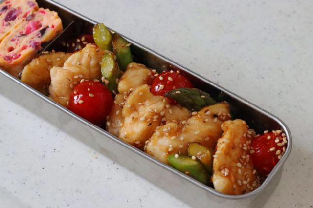 春にぴったり♪「しば漬けの卵焼き」「ささみアスパラの甘辛」2品弁当, 1品目 しば漬けの卵焼き, 2品目 ささみアスパラの甘辛, 2品弁当の詰め方プロセス, 「心が楽になる2品弁当」のルール