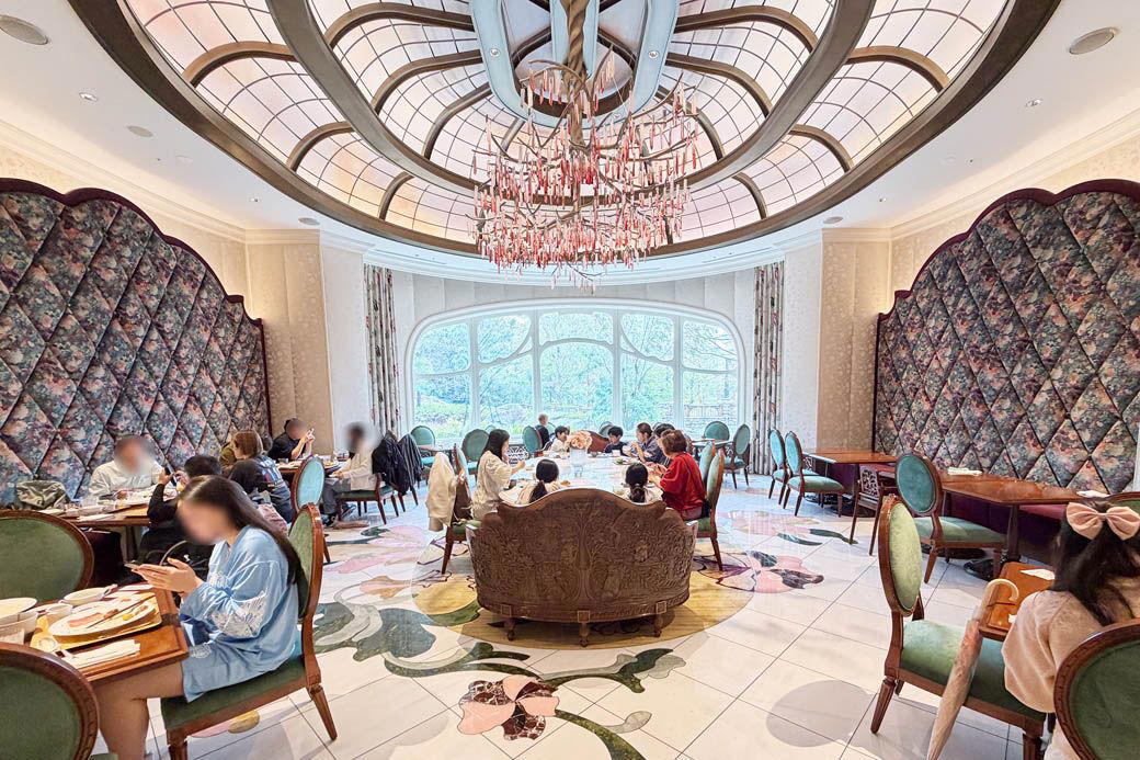 予約困難、大人気の東京ディズニーシー・ファンタジースプリングスホテル, ファンタジースプリングス・レストラン ブレックファストブッフェ4500円, ディズニーの魔法がかかったスペシャルなレストラン, 世界中の老若男女が「おいしい」と頷く、究極の最大公約数, パークで遊ぶ前のエネルギーチャージにも最適, 【おまけ】ファンタジースプリングスホテル朝食バイキングメニュー一覧, 人気の「トリュフ風味のロワイヤル」 , クロワッサンは焼きたてが食べられる, ステンシルが楽しいクロックムッシュ, 色鮮やかなサラダの数々 , 華やかなエディブルフラワーに目を引かれる, ドリンクブースも完備