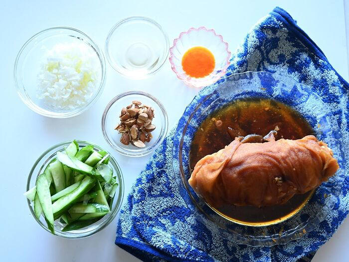 鶏チャーシューの作り方, よだれ鶏用の材料の下ごしらえ, よだれ鶏風タレの作り方, 鶏チャーシューを切り分ける, レンチンで簡単！よだれ鶏風チャーシューの完成！