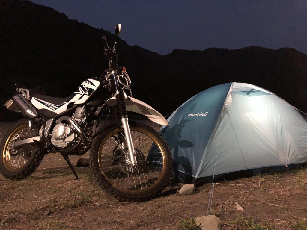 バイクキャンプに必須の基本道具6選, 6.レインウェア, あると便利なバイクキャンプ用品, バイクキャンプにおすすめのテント・ギア紹介, ロゴス｜Tradcanvas ツーリングドゥーブル・DUO-BJ, NANGA(ナンガ)｜オーロラテックス ライト 450DX, Helinox｜ライトコット, ロゴス｜ツーリングクッカーセット, バイクキャンプの積載を工夫するコツ, バイクの積載量と重量バランスを考える, サイドバッグ・シートバッグを活用する, バイクキャンプで利用しやすいキャンプ場選び, バイク専用料金やソロ利用の有無を確認, バイクをテント近くに停められるかどうか, レンタル用品や売店が充実しているか, バイクキャンプ初心者が注意すべきポイント, 普通のツーリングに慣れてから挑戦する, 地面の状態を考えて設営する, 食材や飲み物は計画的に準備する, バイクキャンプ道具一式をそろえてアウトドアを楽しもう