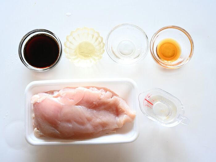 鶏チャーシューの作り方, よだれ鶏用の材料の下ごしらえ, よだれ鶏風タレの作り方, 鶏チャーシューを切り分ける, レンチンで簡単！よだれ鶏風チャーシューの完成！