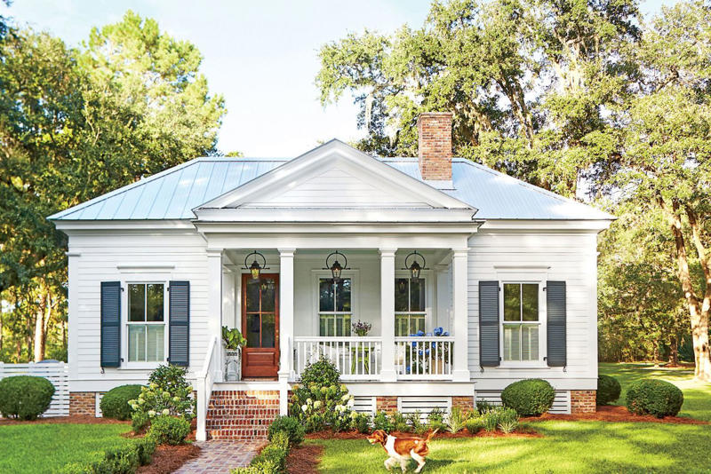 Leave Front Porch Unscreened For Maximum Sunlight, Create An Inviting And Open Space To Entertain, Go For Glass-Front Upper Cabinets, Hide Appliances Behind Cabinets, Let There Be Lots Of Natural Light, Incorporate Simple Design, Think of Clever Places For Antiques, Choose Materials That Build Character, Design A Space For Gathering, Pay Attention To Scale