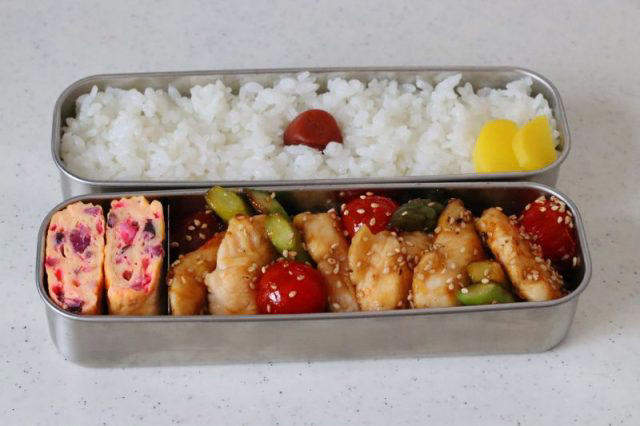 春にぴったり♪「しば漬けの卵焼き」「ささみアスパラの甘辛」2品弁当, 1品目 しば漬けの卵焼き, 2品目 ささみアスパラの甘辛, 2品弁当の詰め方プロセス, 「心が楽になる2品弁当」のルール