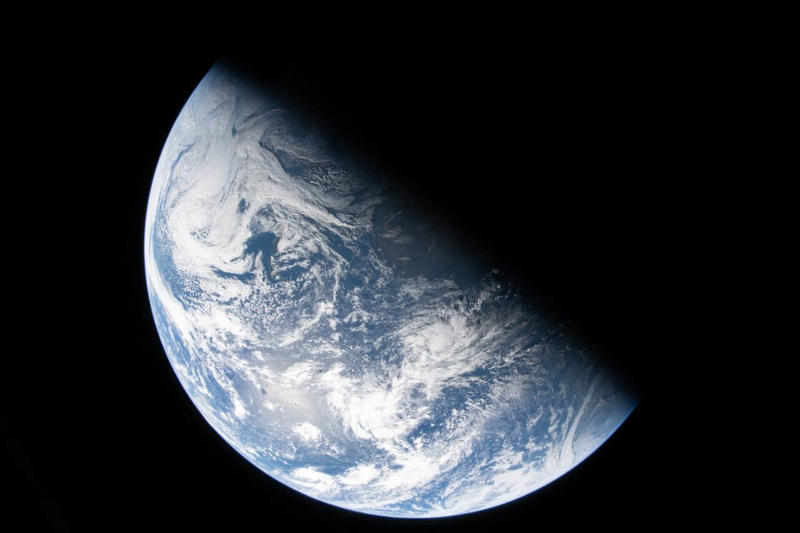 宇宙船の窓越しに撮影された美しい地球の姿, 1回目の軌道修正が不要なほど高い飛行精度, ささいな不具合はあれどシステムは良好, ミッション4日目の予定と月への接近