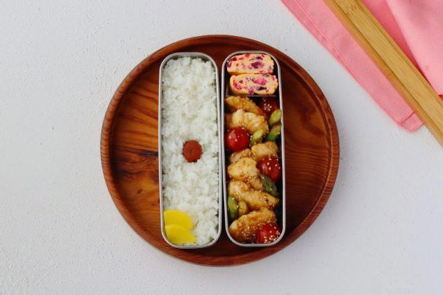 春にぴったり♪「しば漬けの卵焼き」「ささみアスパラの甘辛」2品弁当, 1品目 しば漬けの卵焼き, 2品目 ささみアスパラの甘辛, 2品弁当の詰め方プロセス, 「心が楽になる2品弁当」のルール