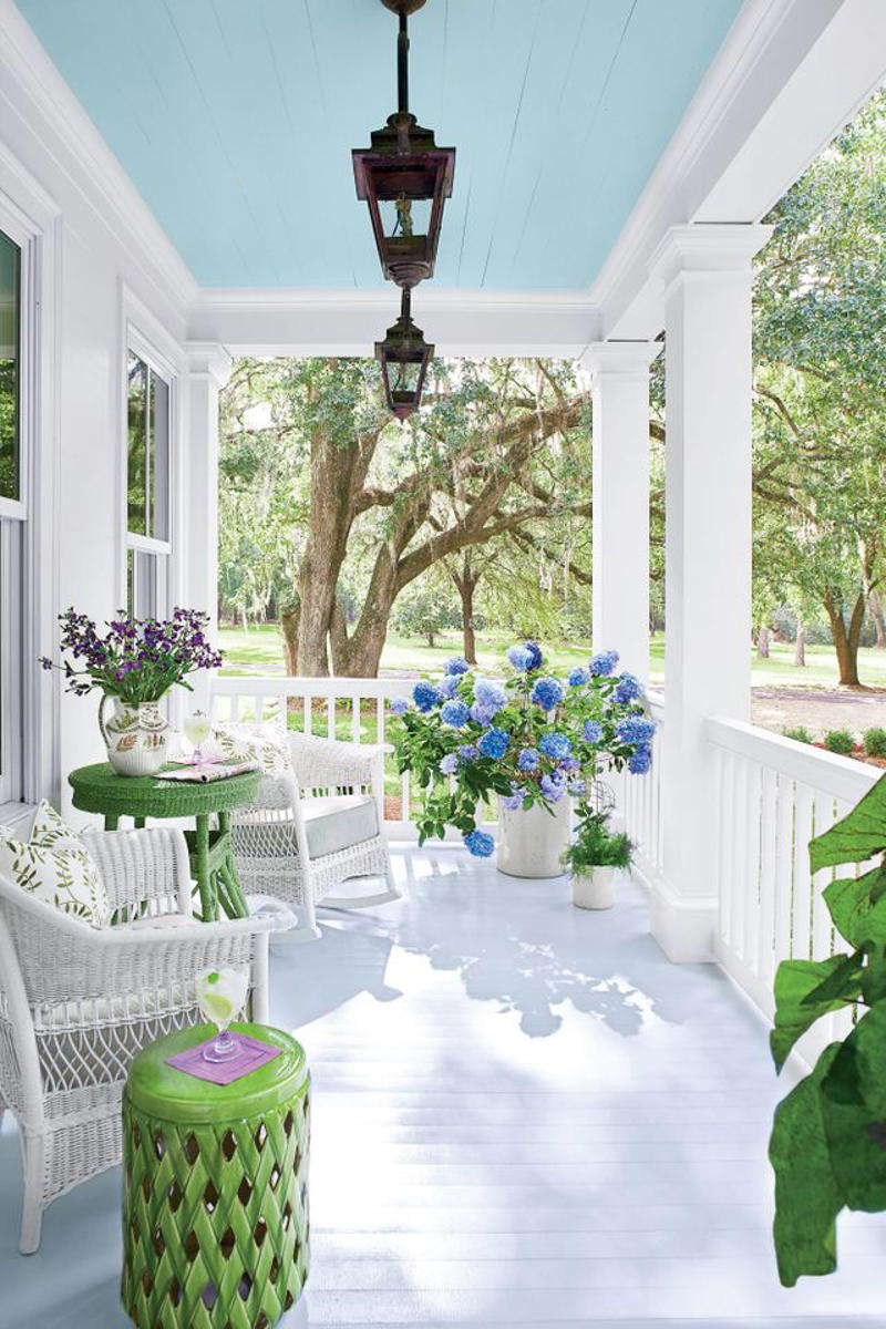 Leave Front Porch Unscreened For Maximum Sunlight, Create An Inviting And Open Space To Entertain, Go For Glass-Front Upper Cabinets, Hide Appliances Behind Cabinets, Let There Be Lots Of Natural Light, Incorporate Simple Design, Think of Clever Places For Antiques, Choose Materials That Build Character, Design A Space For Gathering, Pay Attention To Scale