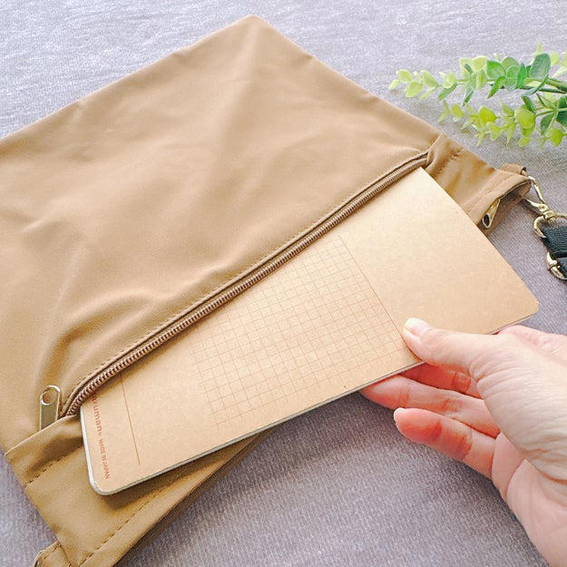 コメダのオンラインショップで、便利なサコッシュを見つけました！, 小さくたためるから、持ち運ぶのが楽ちん！, 簡単にたためるのも高ポイント。, コーヒー染めのナチュラルな雰囲気もお気に入りです。, マチが無くても、荷物がたっぷり入ります！, ポケットのサイズ感が良く、使いやすい！, 自分好みの長さで使えますよ。, バッグに忍ばせておくと、大活躍してくれます！