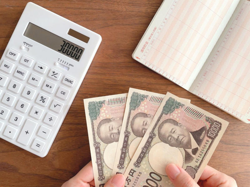 見逃し注意｜シニアが受け取れる代表的な給付金5選, 年金が少ない人を底上げ｜年金生活者支援給付金, 定年後の給与ダウンを補う｜高年齢雇用継続基本給付金, 65歳以降に退職したら忘れずに｜高年齢求職者給付金, 家族を養っている人は要確認｜厚生年金の加給年金, バリアフリー改修に使える｜高齢者住宅改修費用助成制度, シニアが「申請しないともらえないお金」を調べる方法, まず知っておきたい「申請主義」とは, 調べ方①お住まいの市区町村窓口に行く, 調べ方②「給付金 自分の市区町村名」で検索する, 調べ方③年金事務所に問い合わせる, 申請漏れで損しないために｜今すぐ確認すべき給付と行動ポイント