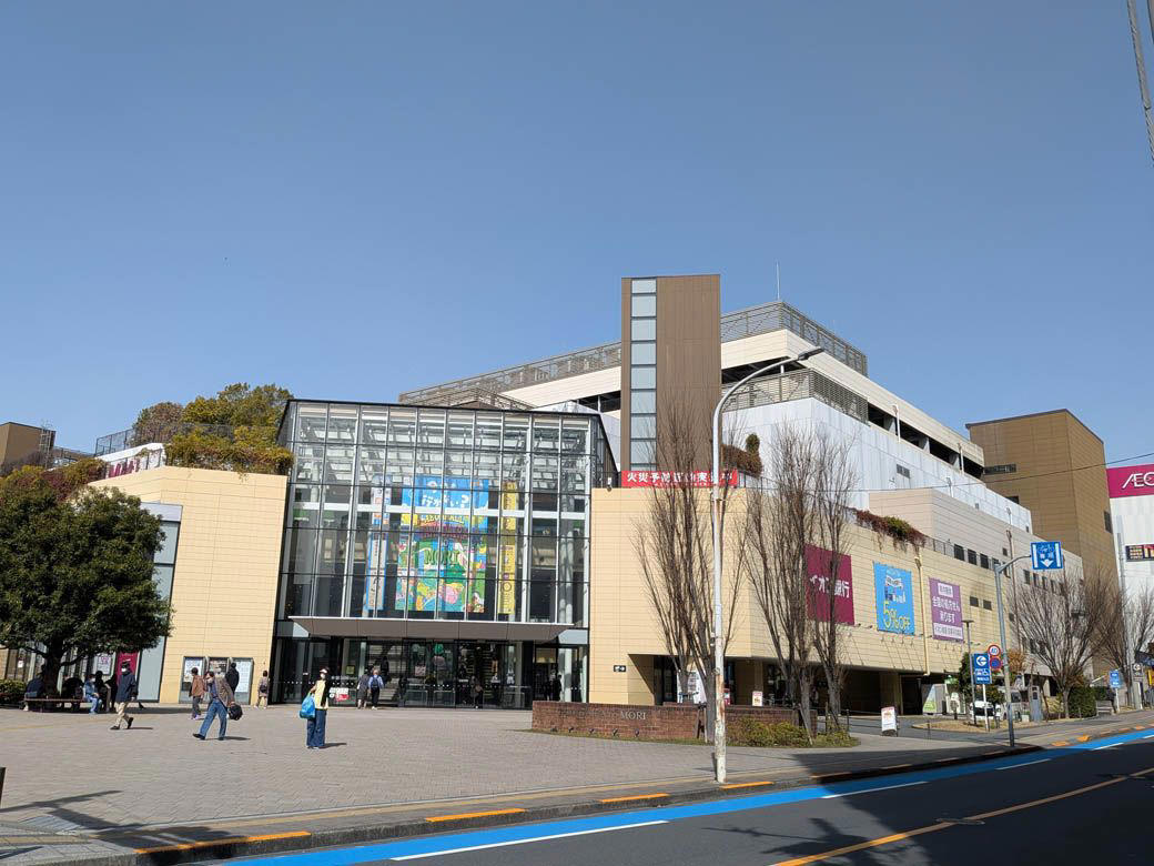 「森」にふさわしい、緑があふれる商業施設, 多摩の自然を感じられるイオンモール, フードコートも木漏れ日が降り注ぐ空間をイメージ, ビリヤニにケバブ…「イオンらしからぬ」珍しい業態, 定番ジャンルも充実、イートイン席がある飲食店も, 初対面、謎の食べもの「ドーサ」のお味は…, 見た目こそ物珍しいが、素朴な食べ物, 「さすがイオン」というべきフードコート
