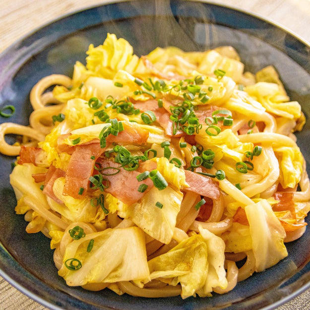 春キャベツとベーコンのバターめんつゆうどん, 【春キャベツ1/4個使い切り】フライパン1つで10分！バターとめんつゆで味が決まる簡単うどんレシピ, バターしょうゆパスタ, 【新玉ねぎ、またサラダだけ？】甘みを引き立てる「バターしょうゆパスタ」の簡単レシピ, ワンパンお肉ごはん, 【ご飯炊き忘れた？むしろ大正解】フライパンに米と肉をドーン！家族が無言で食べ続けるワンパンお肉ごはん