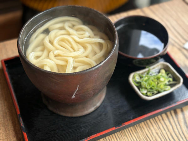 里山エリアの旨いうどん屋『すじかま』, 趣のあるおしゃれな店内にわくわく！, 何度行っても飽きなさそうな充実のメニュー数！, 初めて食べる『うどんの耳』？！, コシのある太麵が美味！, 柔らかホロホロのすじ肉が堪らない！, 見た目も美しいすだちうどん♪, 香川じゃなくても絶品！